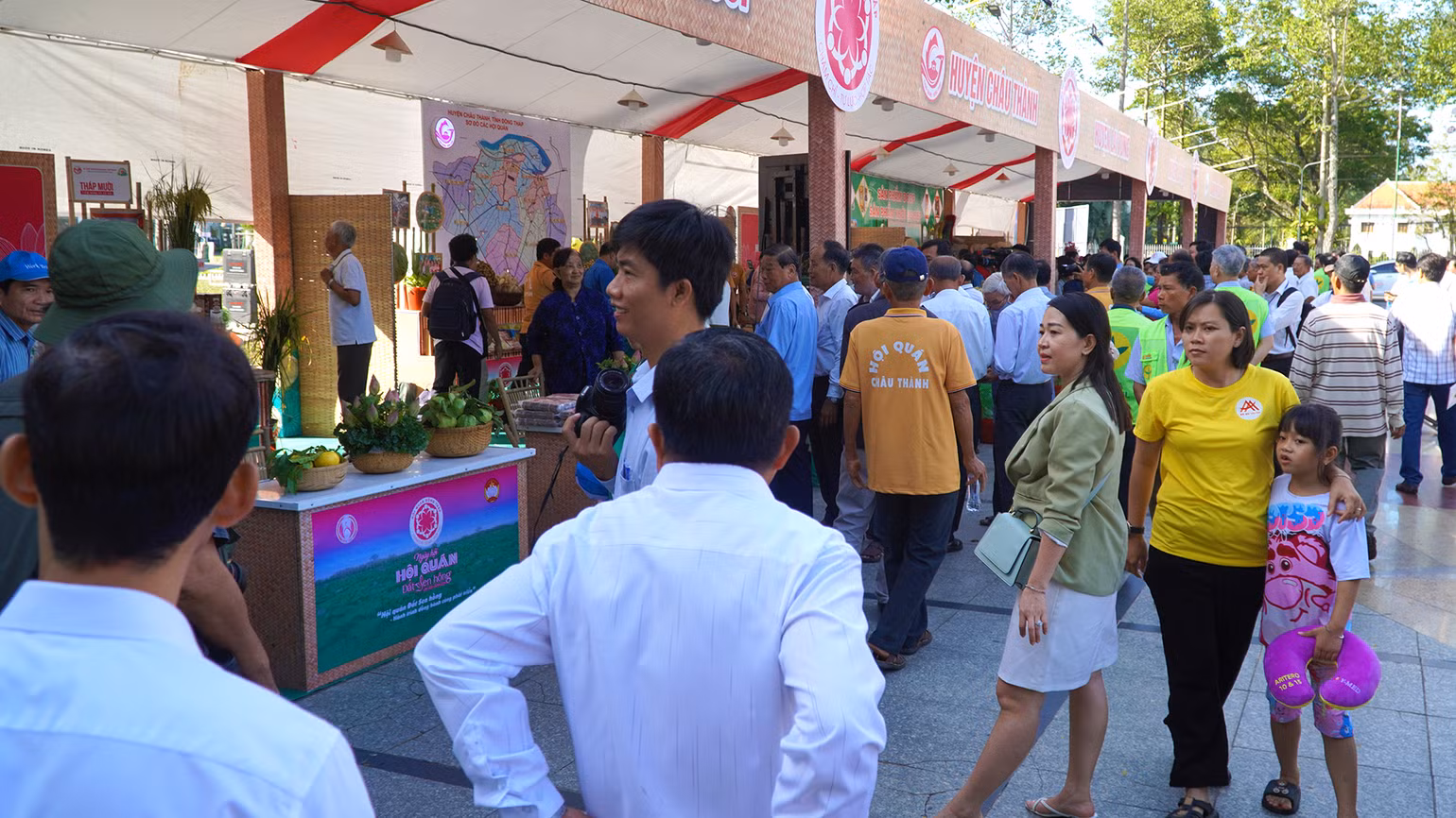 Đông đảo du khách tham quan ngày hội. (Ảnh: HỮU NGHĨA)