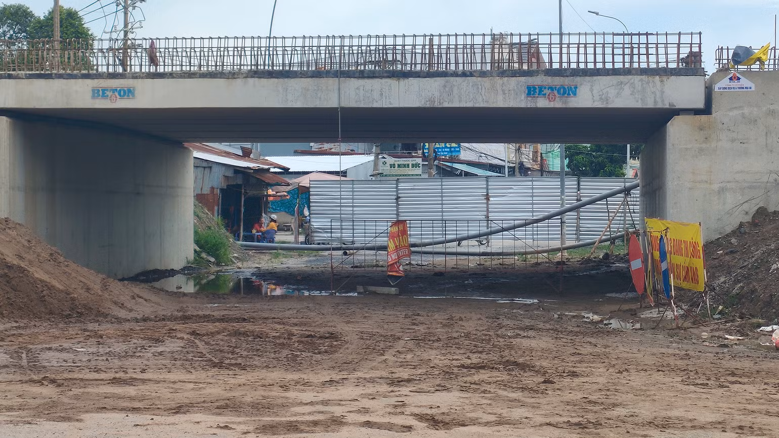 Một đoạn đi qua phường Mỹ Phú thi công không rào chắn gây mất an toàn. Một đoạn đi qua phường Mỹ Phú thi công không rào chắn gây mất an toàn.