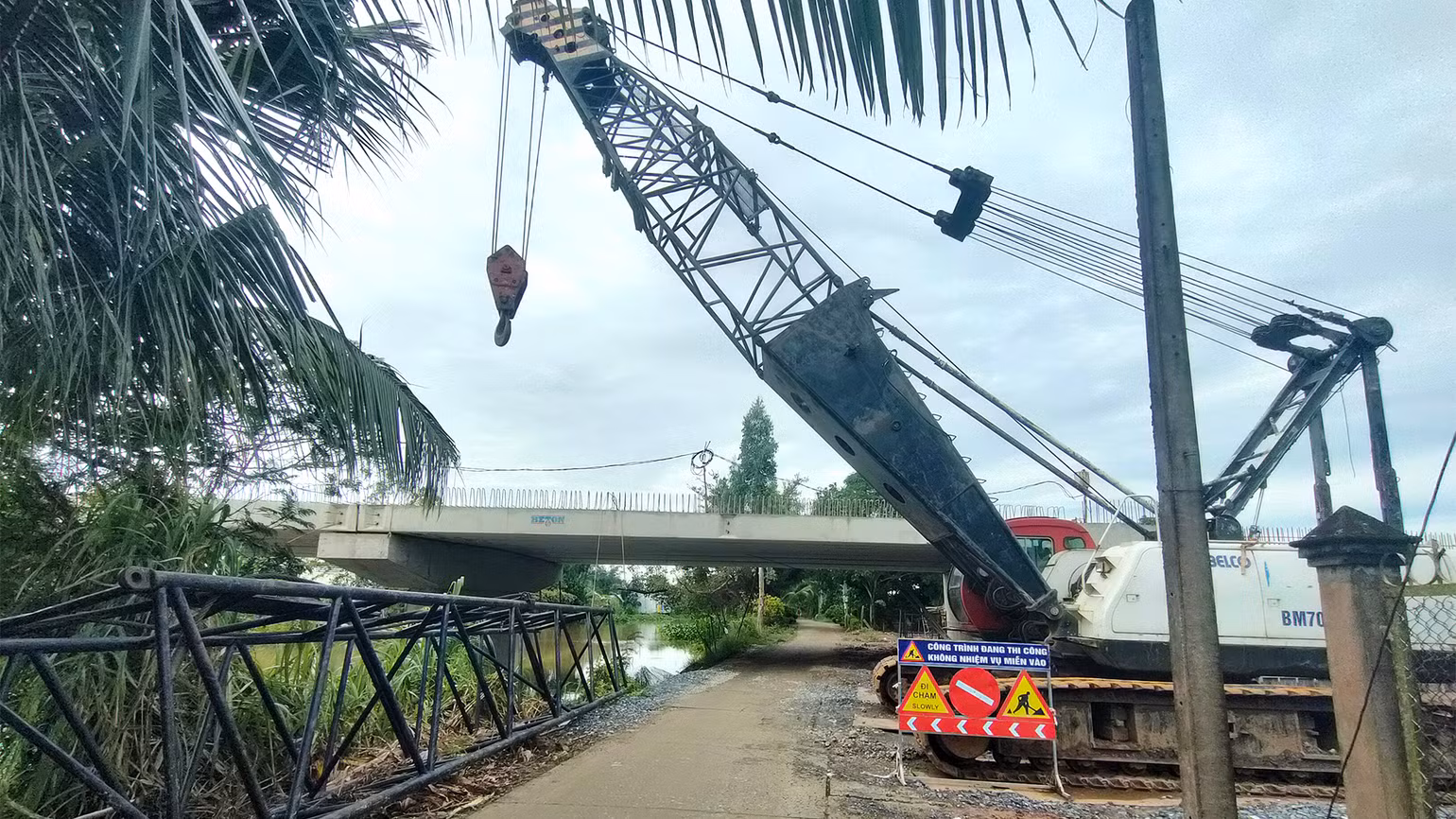 Xe thi công đậu đỗ gây mất an toàn giao thông, khi mà cần cẩu chắn giữa đường, "chực chờ" trên đầu. Xe thi công đậu đỗ gây mất an toàn giao thông, khi mà cần cẩu chắn giữa đường, "chực chờ" trên đầu.
