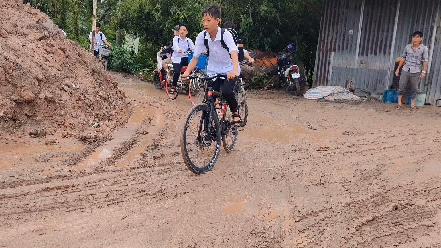 Học sinh hằng ngày qua lại đoạn đường đất. Học sinh hằng ngày qua lại đoạn đường đất.