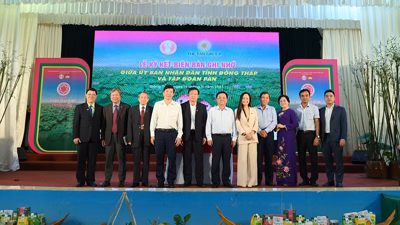 Các đại biểu tại lễ ký kết. Các đại biểu tại lễ ký kết.