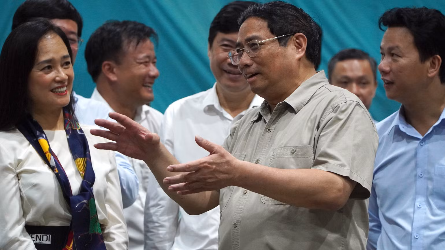 Thủ tướng hỏi thăm tình hình hoạt động của Nhà máy chế biến lúa gạo, Công ty Trách nhiệm hữu hạn lúa gạo Việt Nam. (Ảnh: HỮU NGHĨA) Thủ tướng hỏi thăm tình hình hoạt động của Nhà máy chế biến lúa gạo, Công ty Trách nhiệm hữu hạn lúa gạo Việt Nam. (Ảnh: HỮU NGHĨA)
