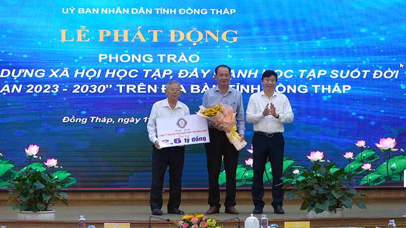 Lãnh đạo Công ty Trách nhiệm hữu hạn Một thành viên Xổ số Kiến thiết Đồng Tháp trao bảng tượng trưng ủng hộ Quỹ Khuyến học Nguyễn Sinh Sắc. Lãnh đạo Công ty Trách nhiệm hữu hạn Một thành viên Xổ số Kiến thiết Đồng Tháp trao bảng tượng trưng ủng hộ Quỹ Khuyến học Nguyễn Sinh Sắc.