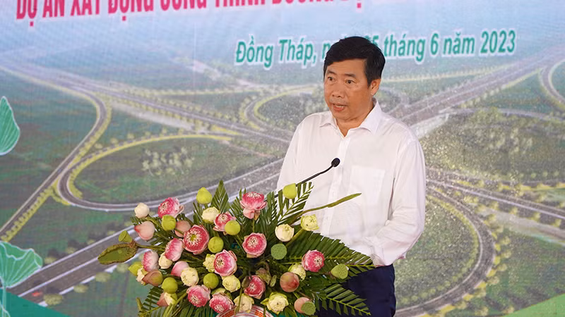 Chủ tịch Ủy ban nhân dân tỉnh Đồng Tháp Phạm Thiện Nghĩa phát biểu tại buổi lễ. Chủ tịch Ủy ban nhân dân tỉnh Đồng Tháp Phạm Thiện Nghĩa phát biểu tại buổi lễ.