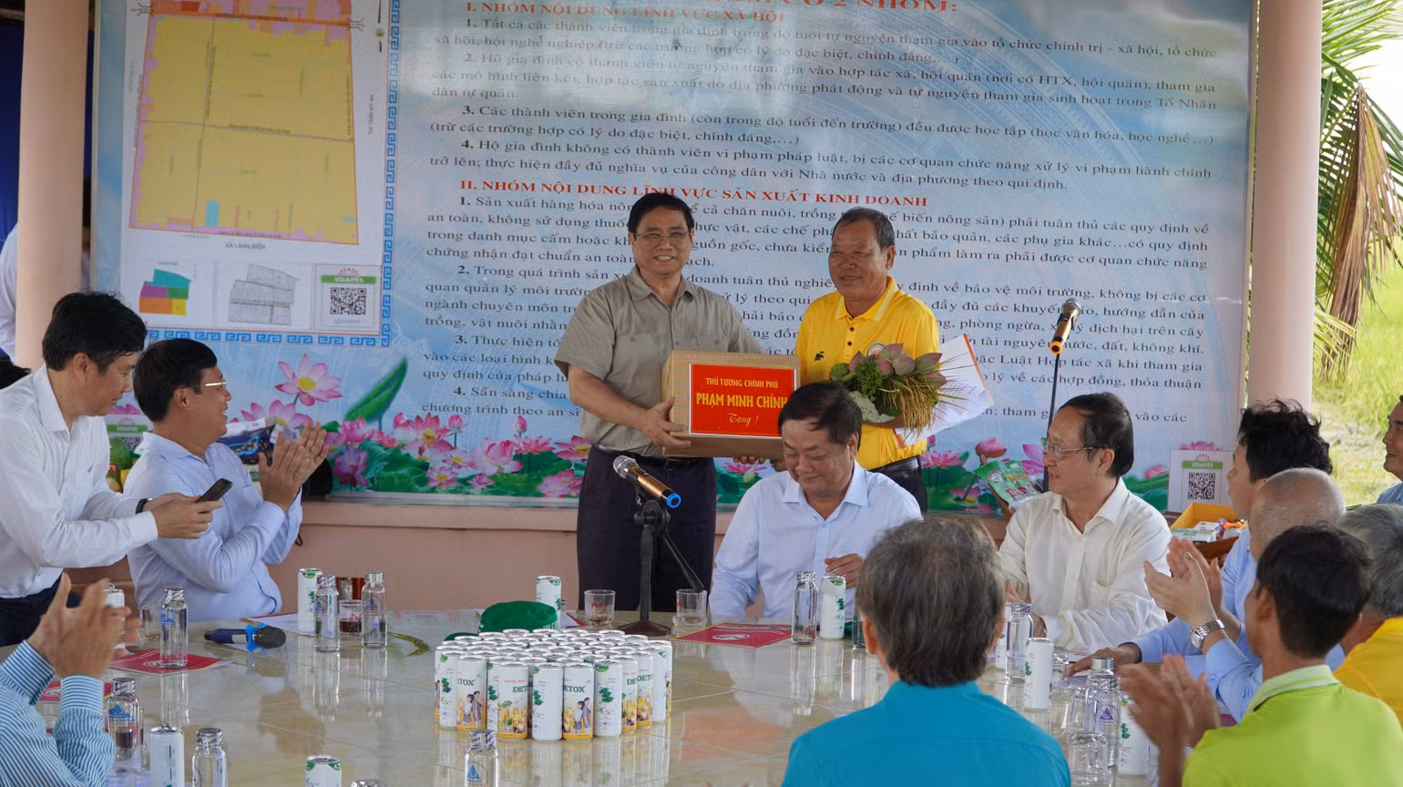 Thủ tướng tặng quà Hợp tác xã dịch vụ nông nghiệp Thắng Lợi, xã Mỹ Đông, huyện Tháp Mười. (Ảnh: HỮU NGHĨA) Thủ tướng tặng quà Hợp tác xã dịch vụ nông nghiệp Thắng Lợi, xã Mỹ Đông, huyện Tháp Mười. (Ảnh: HỮU NGHĨA)