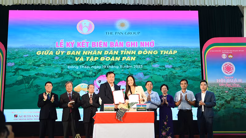 Ký kết biên bản ghi nhớ hợp tác giữa tỉnh Đồng Tháp và Công ty cổ phần tập đoàn Pan về việc triển khai Đề án “Nâng cao thu nhập người trồng lúa”. Ký kết biên bản ghi nhớ hợp tác giữa tỉnh Đồng Tháp và Công ty cổ phần tập đoàn Pan về việc triển khai Đề án “Nâng cao thu nhập người trồng lúa”.