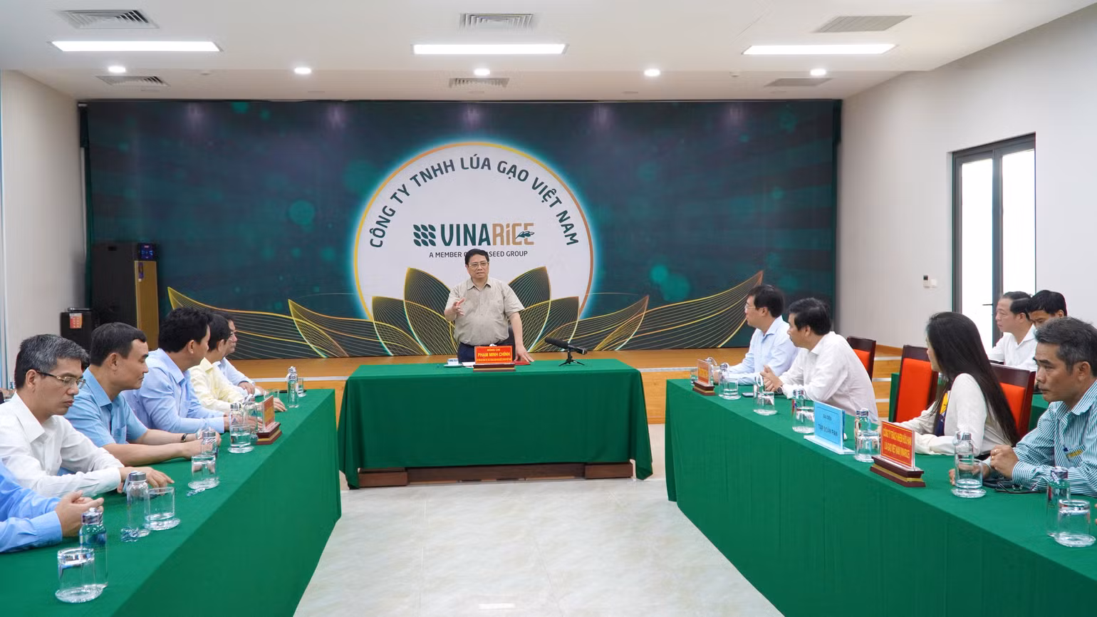 Thủ tướng thăm và làm việc với tập thể lãnh đạo quản lý Nhà máy chế biến lúa gạo, Công ty Trách nhiệm hữu hạn lúa gạo Việt Nam. (Ảnh: HỮU NGHĨA) Thủ tướng thăm và làm việc với tập thể lãnh đạo quản lý Nhà máy chế biến lúa gạo, Công ty Trách nhiệm hữu hạn lúa gạo Việt Nam. (Ảnh: HỮU NGHĨA)