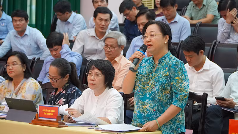 Giám đốc Sở Giáo dục và Đào tạo tỉnh Đồng Tháp Nguyễn Thúy Hà giải trình tại buổi tiếp xúc. (Ảnh: HỮU NGHĨA)