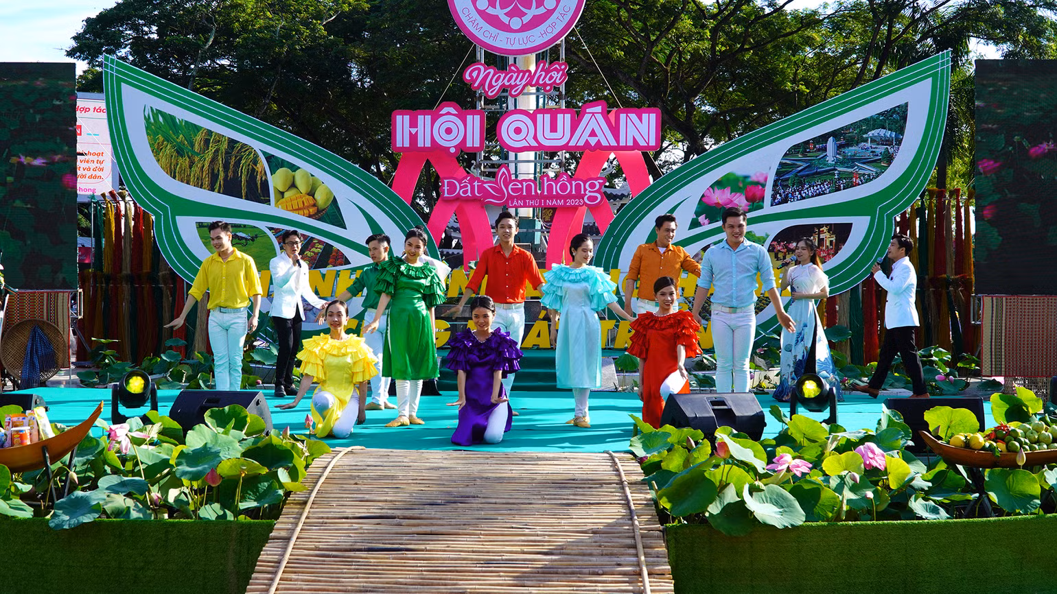 Một tiết mục văn nghệ tại ngày hội. (Ảnh: HỮU NGHĨA)