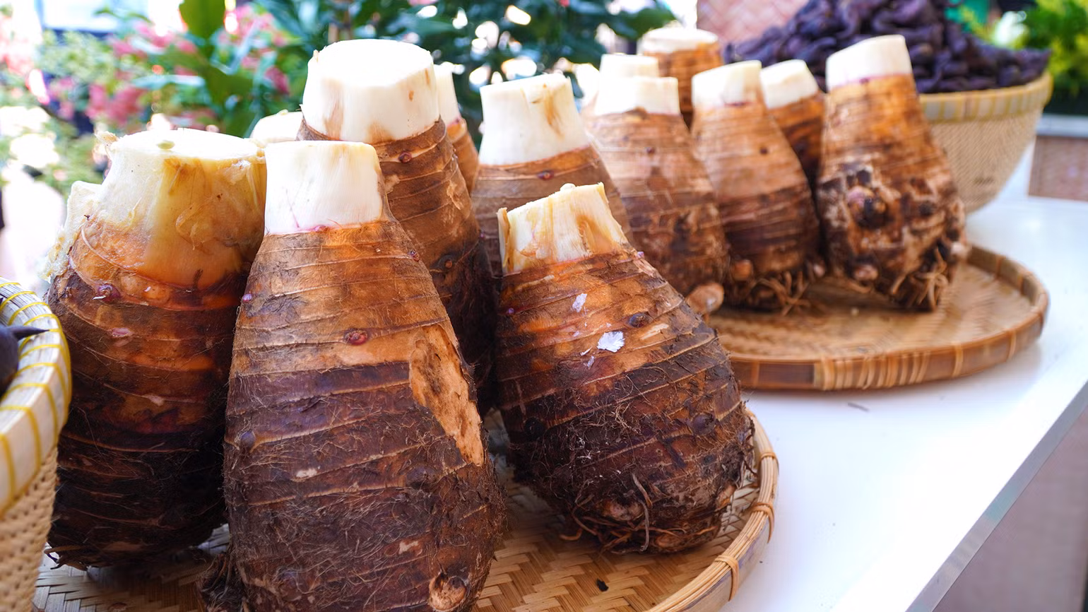 Nông dân trưng bày khoai môn. (Ảnh: HỮU NGHĨA)