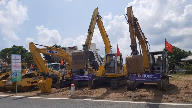 Các phương tiện tập kết ở công trường dự án trong lễ khởi công. Các phương tiện tập kết ở công trường dự án trong lễ khởi công.