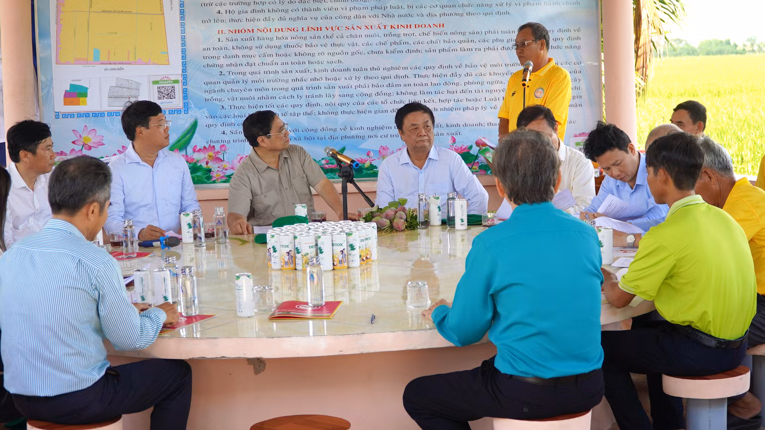 Đại diện Hợp tác xã dịch vụ nông nghiệp Thắng Lợi, xã Mỹ Đông, huyện Tháp Mười báo cáo Thủ tướng hoạt động của Hợp tác xã. (Ảnh: HỮU NGHĨA) Đại diện Hợp tác xã dịch vụ nông nghiệp Thắng Lợi, xã Mỹ Đông, huyện Tháp Mười báo cáo Thủ tướng hoạt động của Hợp tác xã. (Ảnh: HỮU NGHĨA)
