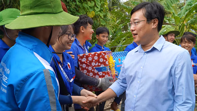 Bí thư Tỉnh ủy Đồng Tháp Lê Quốc Phong thăm hỏi sinh viên tham gia Chiến dịch tình nguyện Mùa hè xanh tại huyện Thanh Bình. (Ảnh: HỮU NGHĨA)