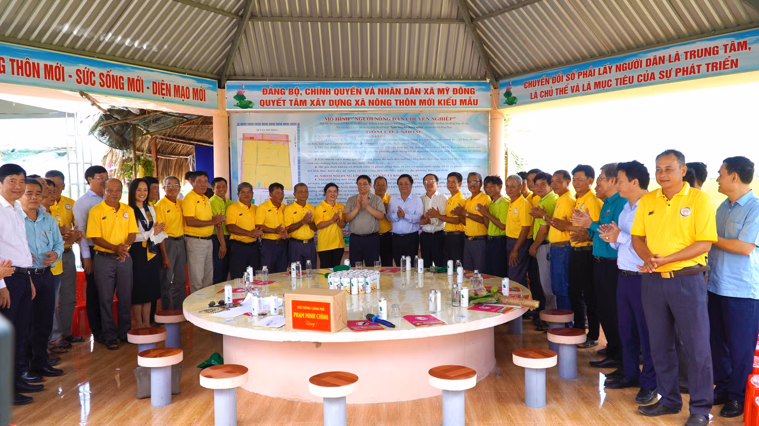 Thủ tướng chụp ảnh lưu niệm với Hợp tác xã dịch vụ nông nghiệp Thắng Lợi, xã Mỹ Đông, huyện Tháp Mười. (Ảnh: HỮU NGHĨA) Thủ tướng chụp ảnh lưu niệm với Hợp tác xã dịch vụ nông nghiệp Thắng Lợi, xã Mỹ Đông, huyện Tháp Mười. (Ảnh: HỮU NGHĨA)