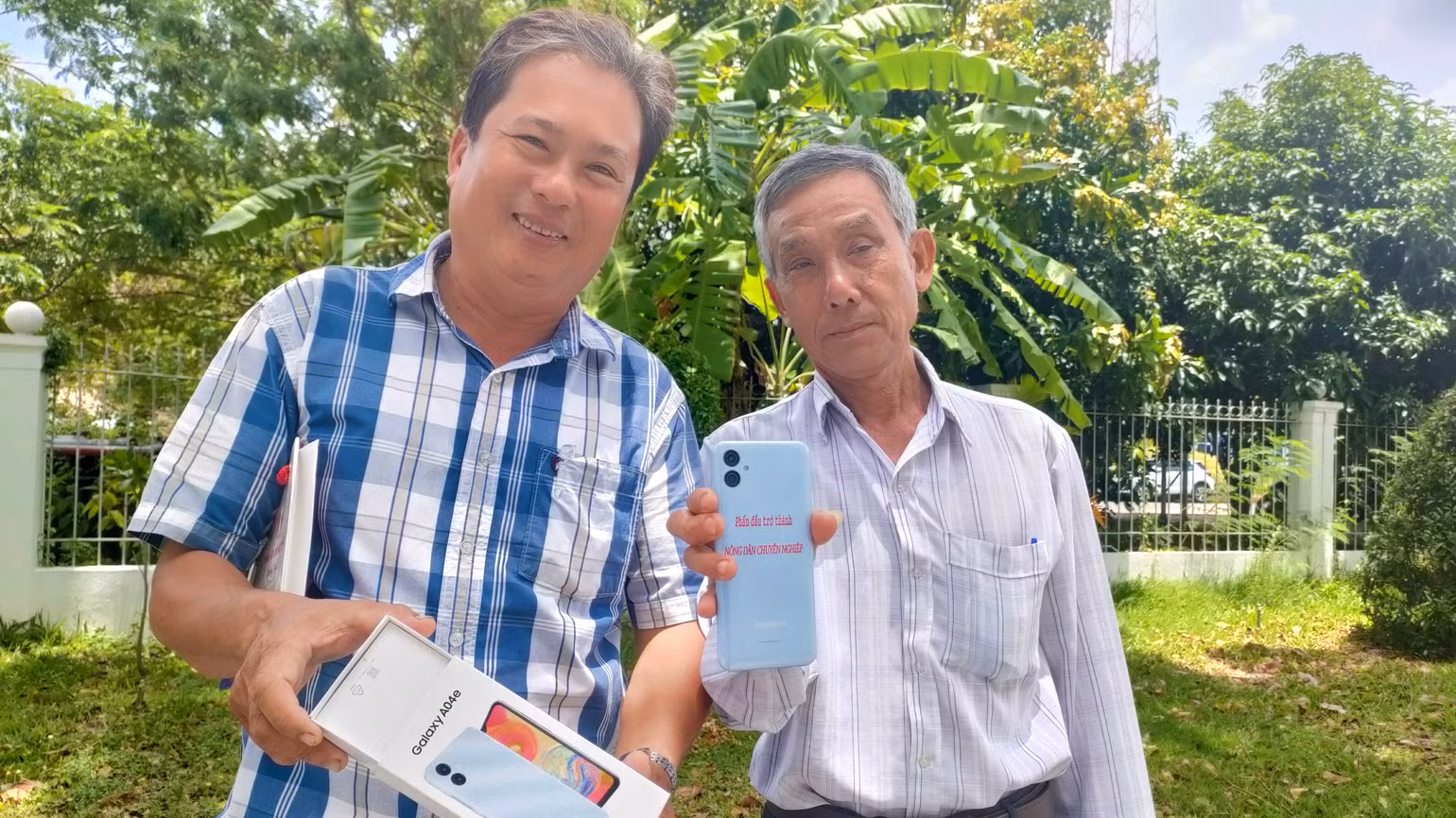 Nông dân được Tỉnh ủy Đồng Tháp tặng điện thoại phục vụ cho nông nghiệp, nông thôn. (Ảnh: HỮU NGHĨA) Nông dân được Tỉnh ủy Đồng Tháp tặng điện thoại phục vụ cho nông nghiệp, nông thôn. (Ảnh: HỮU NGHĨA)