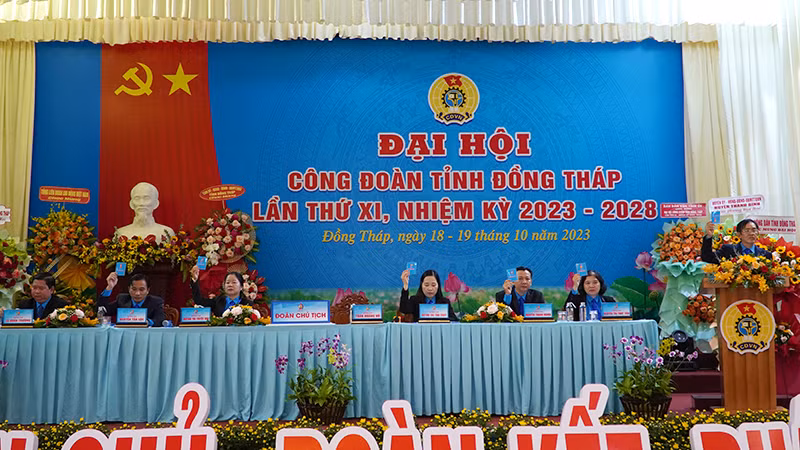 Đoàn Chủ tịch. (Ảnh: HỮU NGHĨA) Đoàn Chủ tịch. (Ảnh: HỮU NGHĨA)