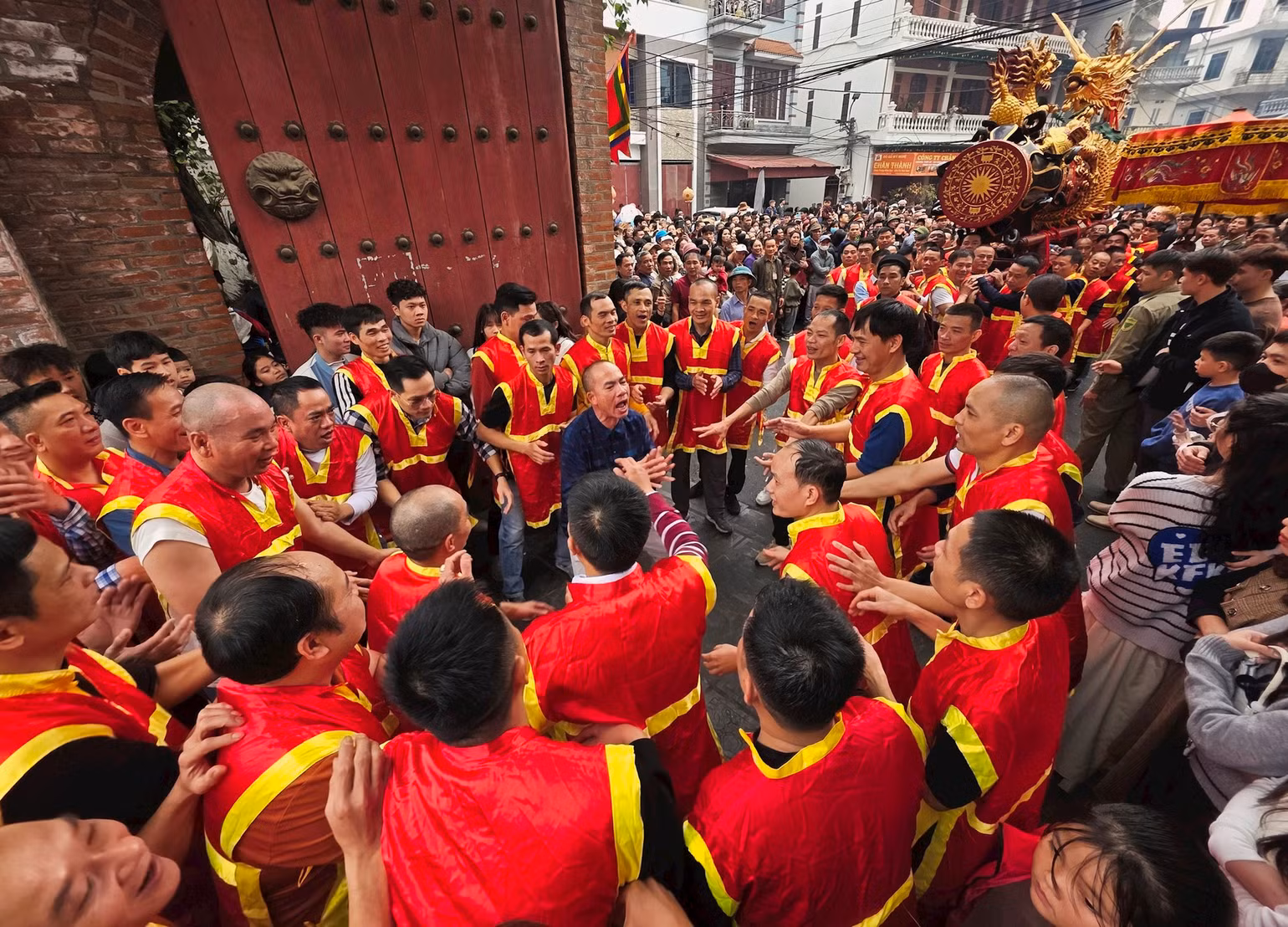 Sôi nổi lễ hội Đồng Kỵ. Ảnh: Chu Việt Hà