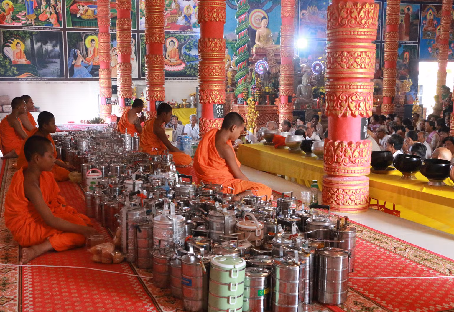 Buổi lễ cầu an đầu năm tại chùa, tưởng nhớ ông bà tổ tiên - truyền thống lâu đời của bà con đồng bào Khmer. Ảnh: Tuấn Phi