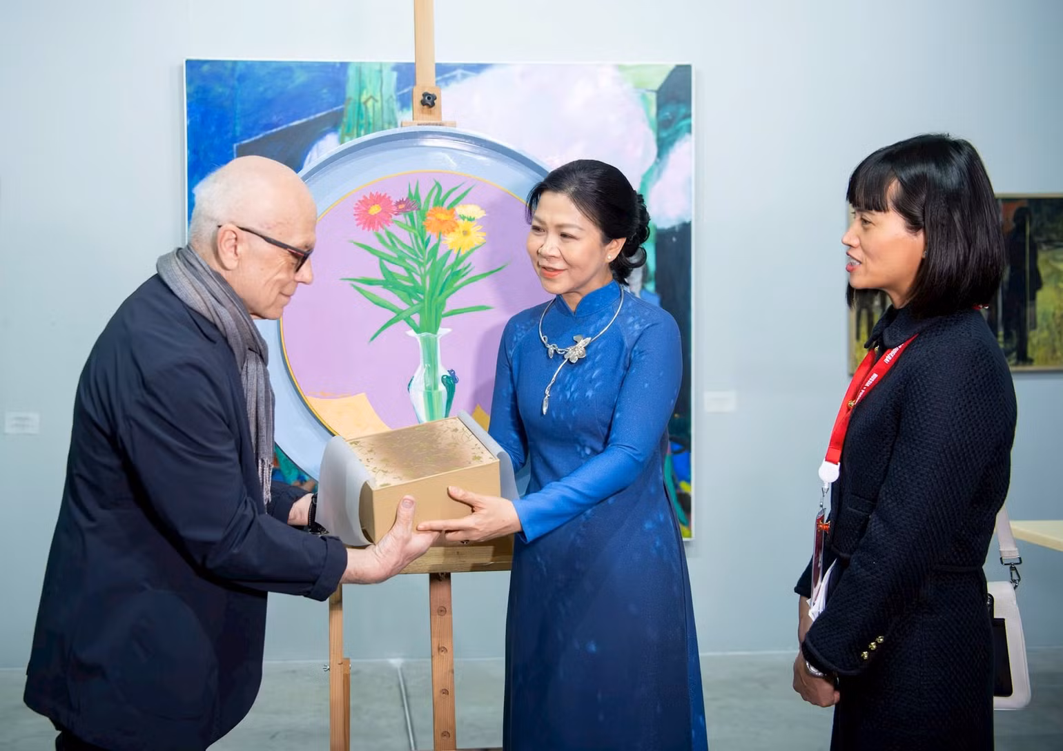 Phu nhân Ngô Phương Ly am hiểu và tâm huyết với hội họa đương đại Việt Nam. Ảnh: Nguyễn Hồng