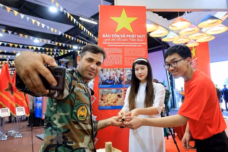 Bạn bè quốc tế lưu lại những hình ảnh và tình cảm tốt đẹp đối với Việt Nam tại Army Games 2022. (Ảnh: Trần Hiếu/TTXVN)