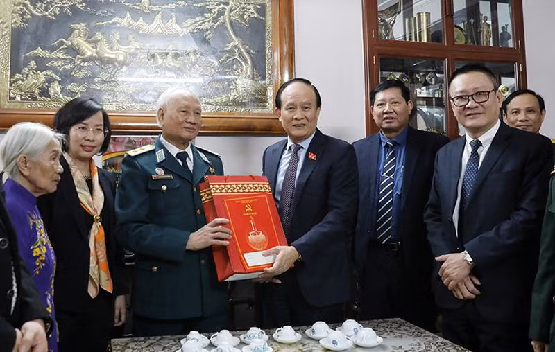Đoàn công tác thăm, tặng quà Trung tướng Nguyễn Văn Phiệt, Anh hùng Lực lượng vũ trang nhân dân.