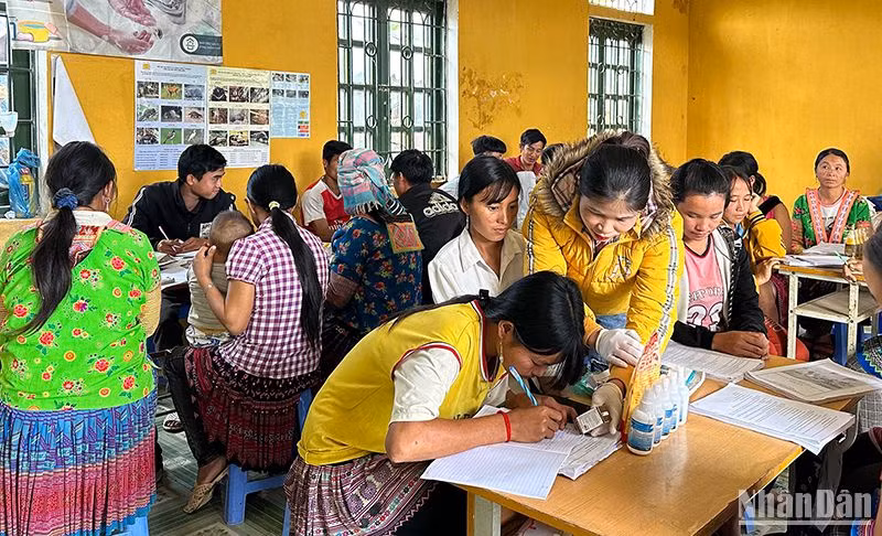 Giảng viên hướng dẫn học viên lớp đào tạo nghề tại bản Hua Huổi Luông cách ghi chép lịch tiêm phòng bệnh cho vật nuôi. Giảng viên hướng dẫn học viên lớp đào tạo nghề tại bản Hua Huổi Luông cách ghi chép lịch tiêm phòng bệnh cho vật nuôi.