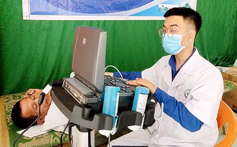 Tại xã Thạch Ngàn, các bác sĩ đã thực hiện khám bệnh cho 150 người ở các lứa tuổi khác nhau. Nhiều người đã được phát hiện mắc các loại bệnh tật trong giai đoạn đầu. Các trường hợp mắc bệnh đều được các bác sĩ tư vấn, hướng dẫn cụ thể trong việc điều trị và tự chăm sóc sức khỏe. Các bác sĩ đặc biệt lưu ý đến biểu hiện “hậu Covid-19” ở những bệnh nhân đã từng mắc Covid-19 cùng cách chữa trị. Tuy số lượng bệnh nhân từng mắc Covid-19 ở xã Thạch Ngàn là không nhiều, song hầu hết họ đều là người cao tuổi, có bệnh nền. Tại xã Thạch Ngàn, các bác sĩ đã thực hiện khám bệnh cho 150 người ở các lứa tuổi khác nhau. Nhiều người đã được phát hiện mắc các loại bệnh tật trong giai đoạn đầu. Các trường hợp mắc bệnh đều được các bác sĩ tư vấn, hướng dẫn cụ thể trong việc điều trị và tự chăm sóc sức khỏe. Các bác sĩ đặc biệt lưu ý đến biểu hiện “hậu Covid-19” ở những bệnh nhân đã từng mắc Covid-19 cùng cách chữa trị. Tuy số lượng bệnh nhân từng mắc Covid-19 ở xã Thạch Ngàn là không nhiều, song hầu hết họ đều là người cao tuổi, có bệnh nền.