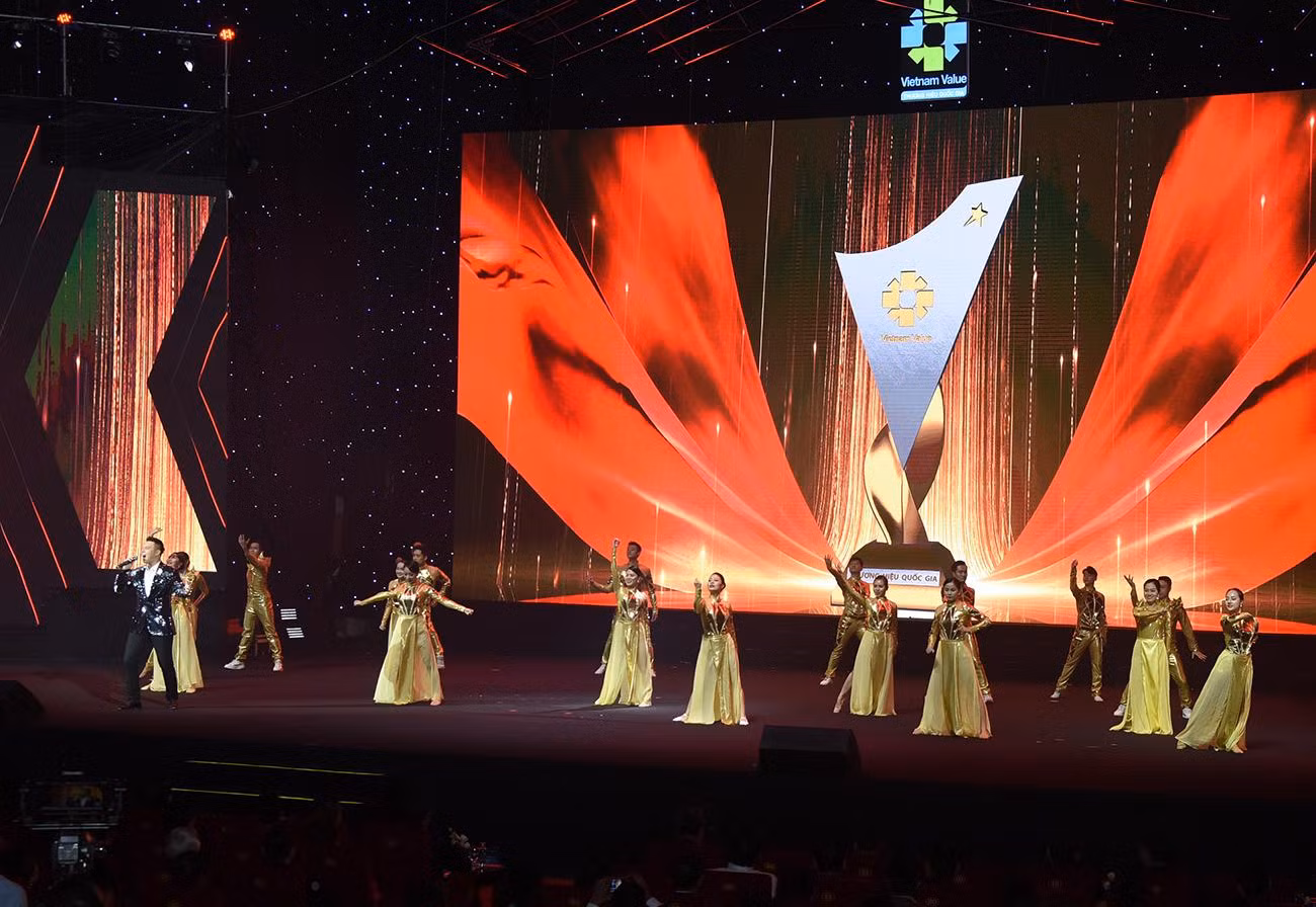 Ca khúc “Vinh Quang Đang Chờ Ta” với phần thể hiện của ca sĩ Đông Hùng và vũ đoàn PL.