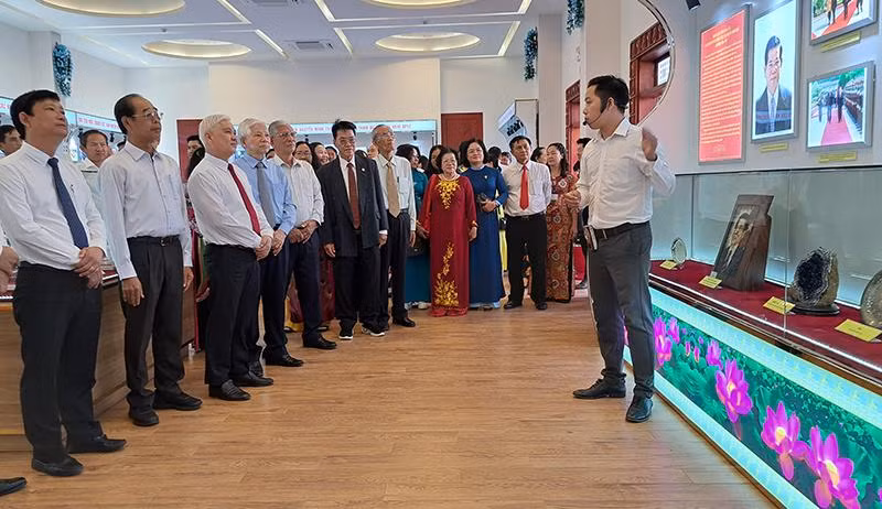 Nguyên Chủ tịch nước Nguyễn Minh Triết và các đại biểu tham quan khu vực trưng bày các hiện vật.