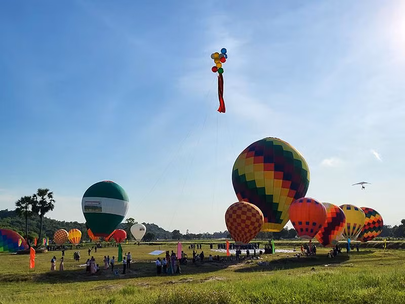 Lá cờ tổ quốc rộng 200m2 được khinh khí cầu nâng lên bầu trời Bảy Núi.