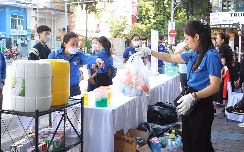 Quầy sinh thái thu hút người dân, tiểu thương tới đổi rác. Quầy sinh thái thu hút người dân, tiểu thương tới đổi rác.