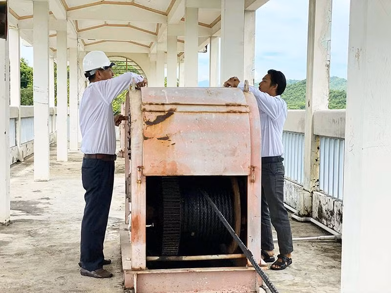 Cán bộ, nhân viên tại các cụm hồ chứa nước tỉnh Ninh Thuận thường xuyên kiểm tra an toàn trang thiết bị được lắp đặt để sẵn sàng vận hành xả lũ qua van xả, ứng phó có hiệu quả khi diễn biến mưa lũ bất thường năm 2022. Cán bộ, nhân viên tại các cụm hồ chứa nước tỉnh Ninh Thuận thường xuyên kiểm tra an toàn trang thiết bị được lắp đặt để sẵn sàng vận hành xả lũ qua van xả, ứng phó có hiệu quả khi diễn biến mưa lũ bất thường năm 2022.