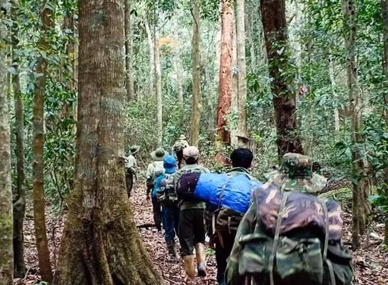Cán bộ, nhân viên quản lý bảo vệ rừng Khu bảo tồn thiên nhiên Nam Nung tổ chức truy quét, chống khai thác gỗ trong mùa khô Tây Nguyên.