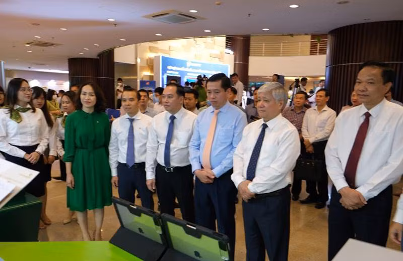 Các đồng chí Lãnh đạo Trung ương Mặt trận Tổ quốc Việt Nam, Đảng ủy Khối Doanh nghiệp Trung ương đến thăm gian hàng trưng bày của Vietcombank. Các đồng chí Lãnh đạo Trung ương Mặt trận Tổ quốc Việt Nam, Đảng ủy Khối Doanh nghiệp Trung ương đến thăm gian hàng trưng bày của Vietcombank.
