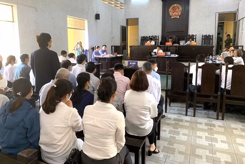 Hội đồng xét xử thẩm tra lý lịch của các bị cáo tại phiên tòa.