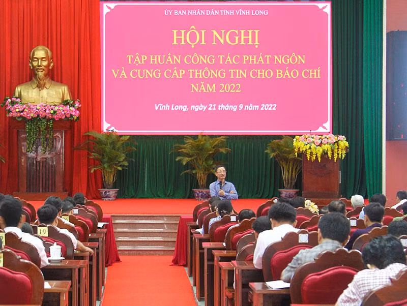Nhà báo, tiến sĩ Nguyễn Văn Hiếu - Phó Cục trưởng Cục Báo chí, Bộ Thông tin và Truyền thông thông tin các kỹ năng cho người phát ngôn. (Ảnh: BÁ DŨNG)