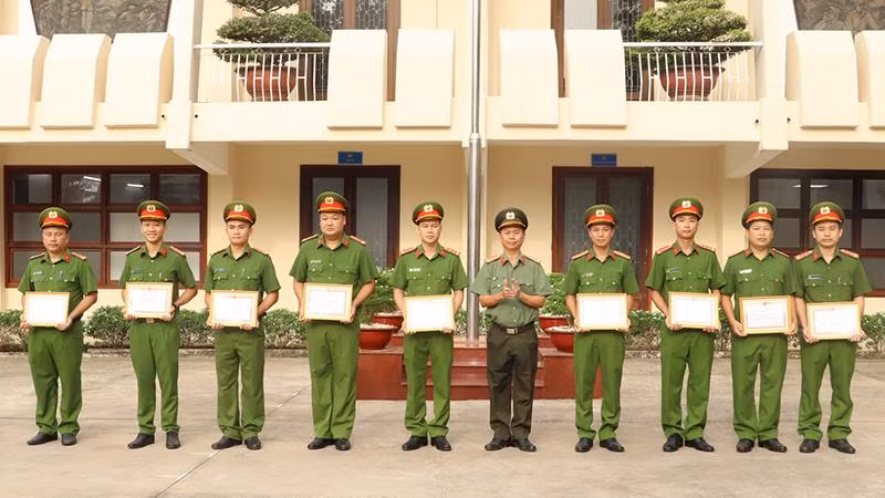 9 tập thể, cá nhân có thành tích xuất sắc trong truy xét nhanh 2 vụ án mạng được Giám đốc Công an tỉnh tặng Giấy khen.