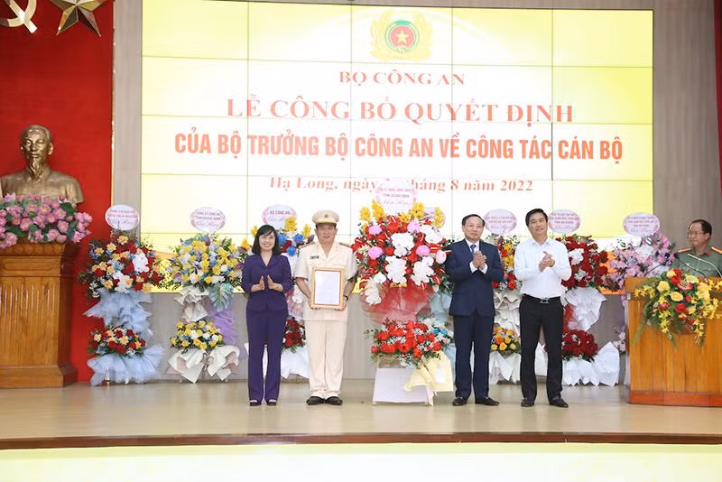 Lãnh đạo Tỉnh ủy, Hội đồng nhân dân, Ủy ban nhân dân tỉnh Quảng Ninh tặng hoa chúc mừng Đại tá Đinh Văn Nơi, Giám đốc Công an tỉnh Quảng Ninh.