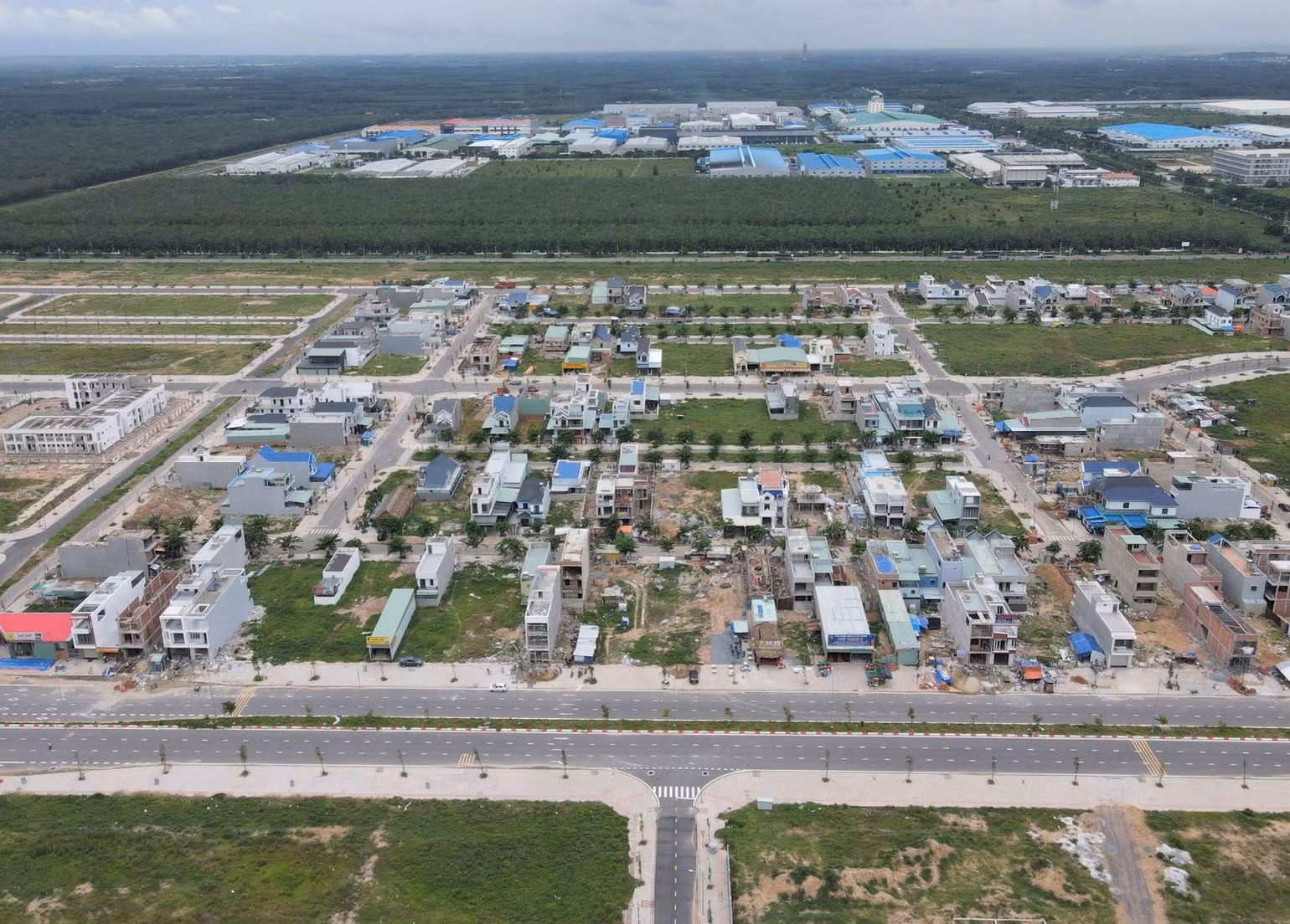 Nhiều hộ dân đã chuyển đến sinh sống tại khu tái định cư Lộc An-Bình Sơn. Nhiều hộ dân đã chuyển đến sinh sống tại khu tái định cư Lộc An-Bình Sơn.