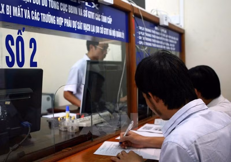 Thủ tục rườm rà nên người dân vẫn đi cấp đổi bằng lái xe trực tiếp. Thủ tục rườm rà nên người dân vẫn đi cấp đổi bằng lái xe trực tiếp.