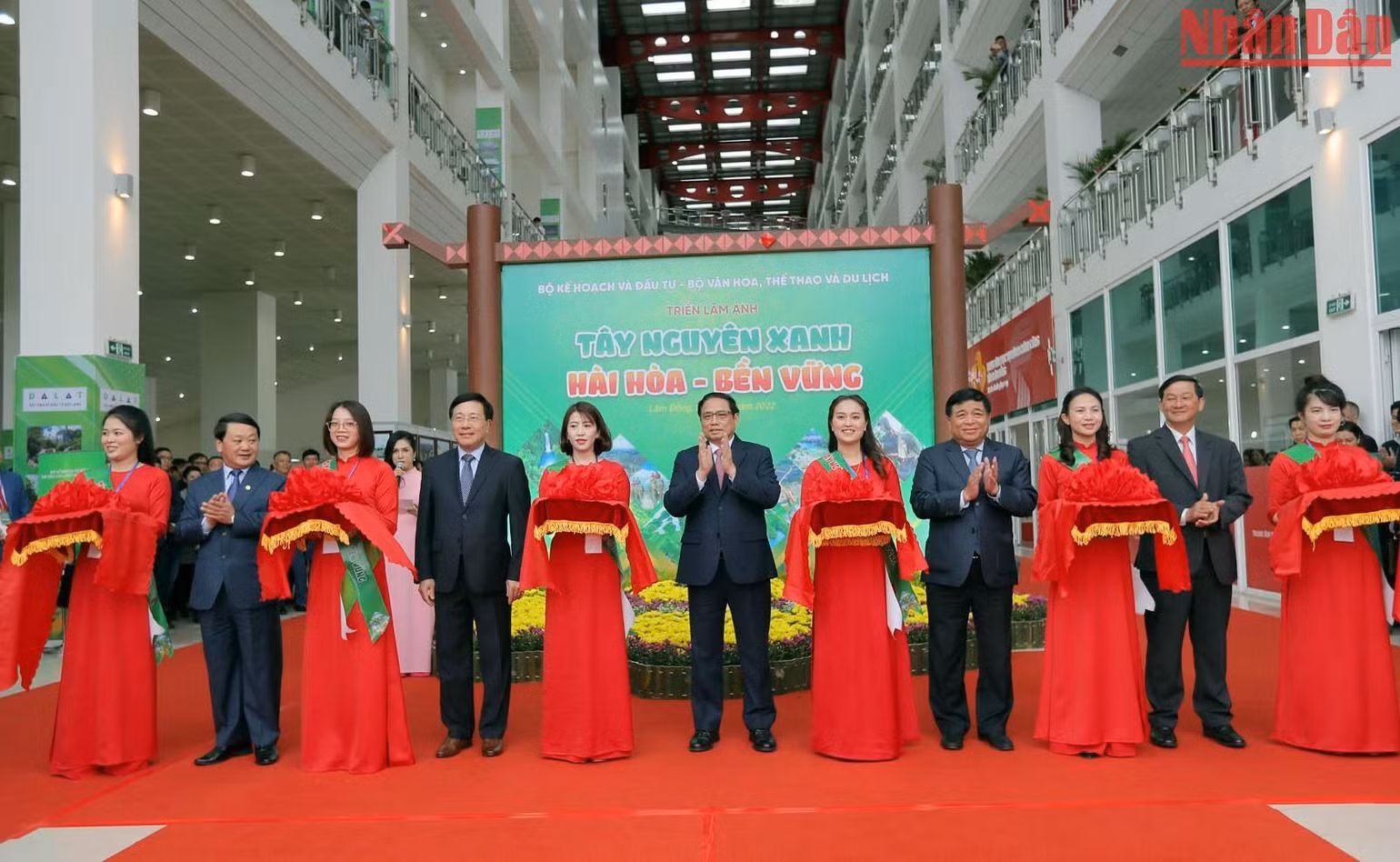 Thủ tướng Chính phủ Phạm Minh Chính và đại biểu thực hiện nghi thức khai mạc Triển lãm ảnh “Tây Nguyên xanh - hài hòa - bền vững” và Hội chợ nông sản của vùng. Thủ tướng Chính phủ Phạm Minh Chính và đại biểu thực hiện nghi thức khai mạc Triển lãm ảnh “Tây Nguyên xanh - hài hòa - bền vững” và Hội chợ nông sản của vùng.