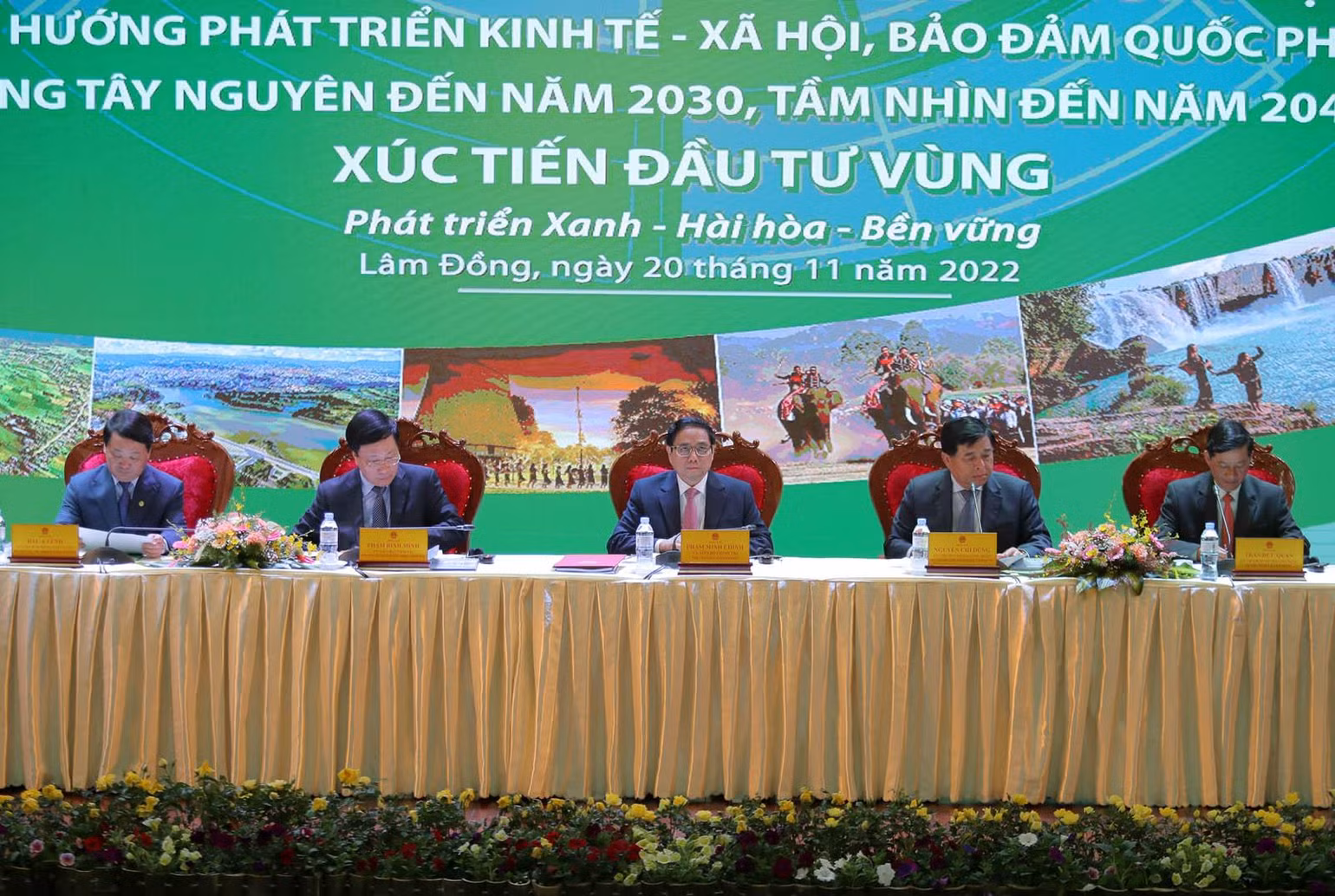 Thủ tướng Phạm Minh Chính và các đồng chí chủ trì Hội nghị. Thủ tướng Phạm Minh Chính và các đồng chí chủ trì Hội nghị.