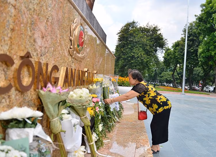 "Sự việc xảy ra quá đau lòng. Không ngờ vụ cháy khiến nhiều chiến sĩ hy sinh như vậy", bà Nguyệt chia sẻ.