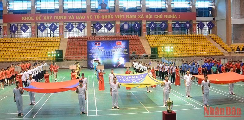 Các đoàn vận động viên tham gia Lễ khai mạc chương trình giao lưu sáng 5/9.