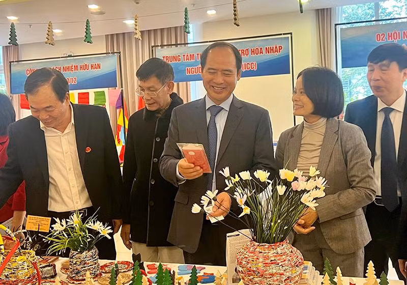 Thứ trưởng Lao động-Thương binh và Xã hội Nguyễn Văn Hồi (mặc áo vest ghi) cùng đại diện các bộ, ngành tham quan các gian hàng trưng bày tại diễn đàn của người khuyết tật.