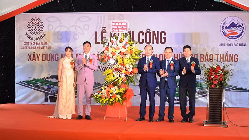 Lãnh đạo tỉnh Lào Cai tặng hoa chúc mừng Công ty cổ phần sản xuất và xuất khẩu quế, hồi Việt Nam tại Lễ khởi công xây dựng nhà máy.