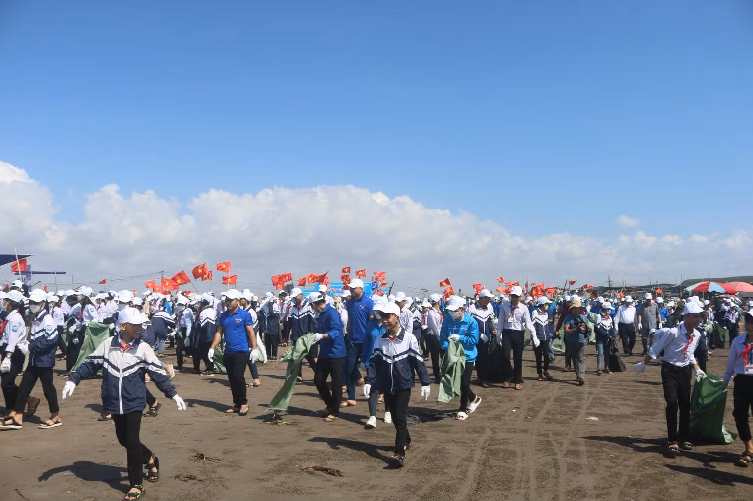 Người dân và học sinh địa phương tham gia chương trình làm sạch môi trường biển. Người dân và học sinh địa phương tham gia chương trình làm sạch môi trường biển.