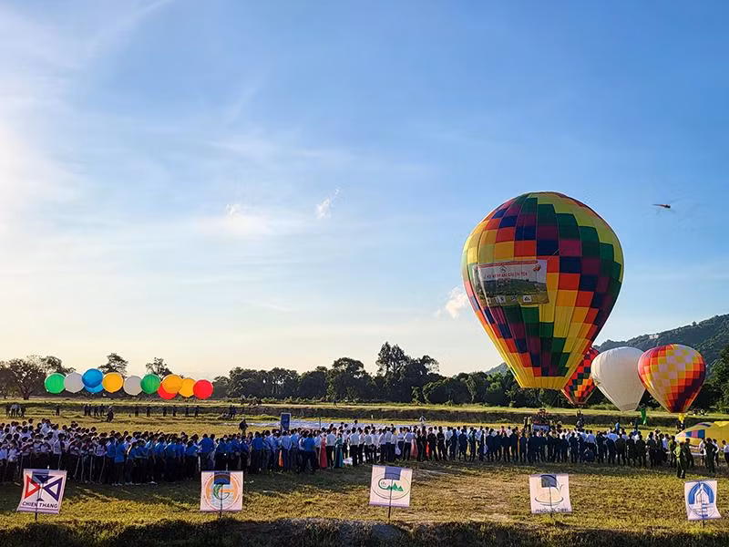 Từ sáng sớm các hoạt động liên quan Lễ hội Khinh khí cầu đã thu hút hàng ngàn người đến xem.