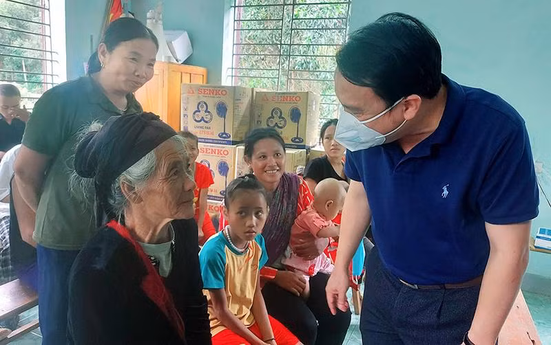 Tham dự chương trình khám chữa bệnh này, Giám đốc Sở Y tế Nghệ An Dương Đình Chỉnh cho biết: Thời gian tới, ngành y tế sẽ tiếp tục tăng cường các hoạt động vì cộng đồng, truyền thông để người dân vùng sâu, vùng xa biết cách chăm sóc sức khỏe cho bản thân; cũng như tác hại của việc tảo hôn, hôn nhân cận huyết… Tham dự chương trình khám chữa bệnh này, Giám đốc Sở Y tế Nghệ An Dương Đình Chỉnh cho biết: Thời gian tới, ngành y tế sẽ tiếp tục tăng cường các hoạt động vì cộng đồng, truyền thông để người dân vùng sâu, vùng xa biết cách chăm sóc sức khỏe cho bản thân; cũng như tác hại của việc tảo hôn, hôn nhân cận huyết…