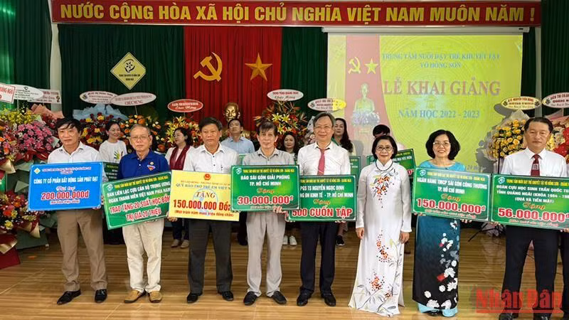 Tại lễ khai giảng năm học mới, các cơ quan, doanh nghiệp ủng hộ cho Trung tâm số tiền hơn 3 tỷ đồng. Tại lễ khai giảng năm học mới, các cơ quan, doanh nghiệp ủng hộ cho Trung tâm số tiền hơn 3 tỷ đồng.